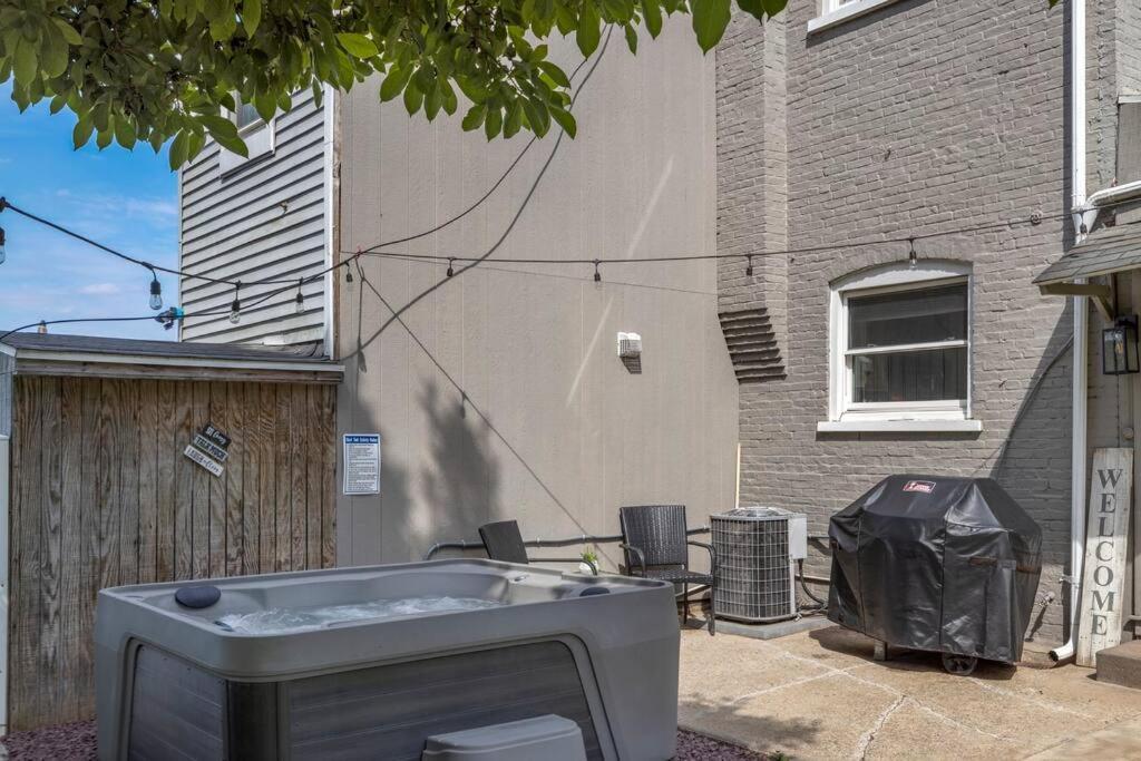 Rare City Home W/ Backyard Fire-Pit & Hottub Lancaster Extérieur photo
